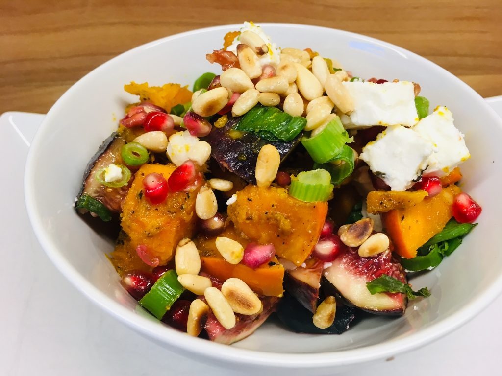 Kürbis Salat mit Granatapfelkernen, Feigen und Feta