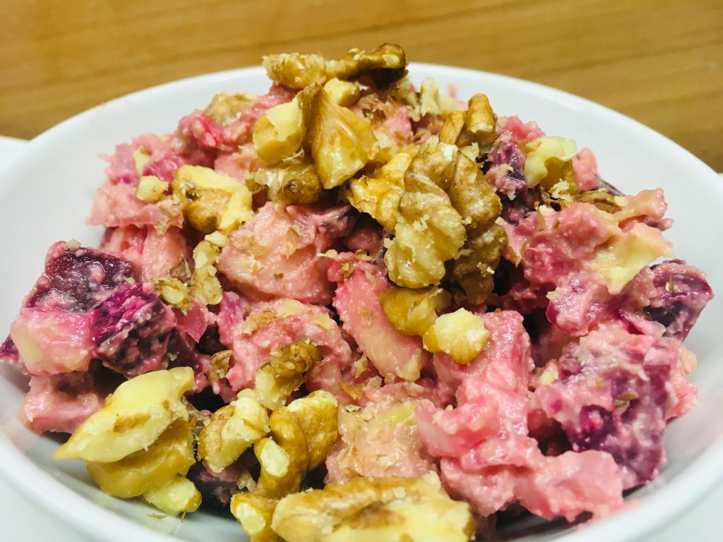Rohkost Salat aus Avocado, Rote-Bete, Apfel und Walnüssen mit Cashew-Orangen Dressing