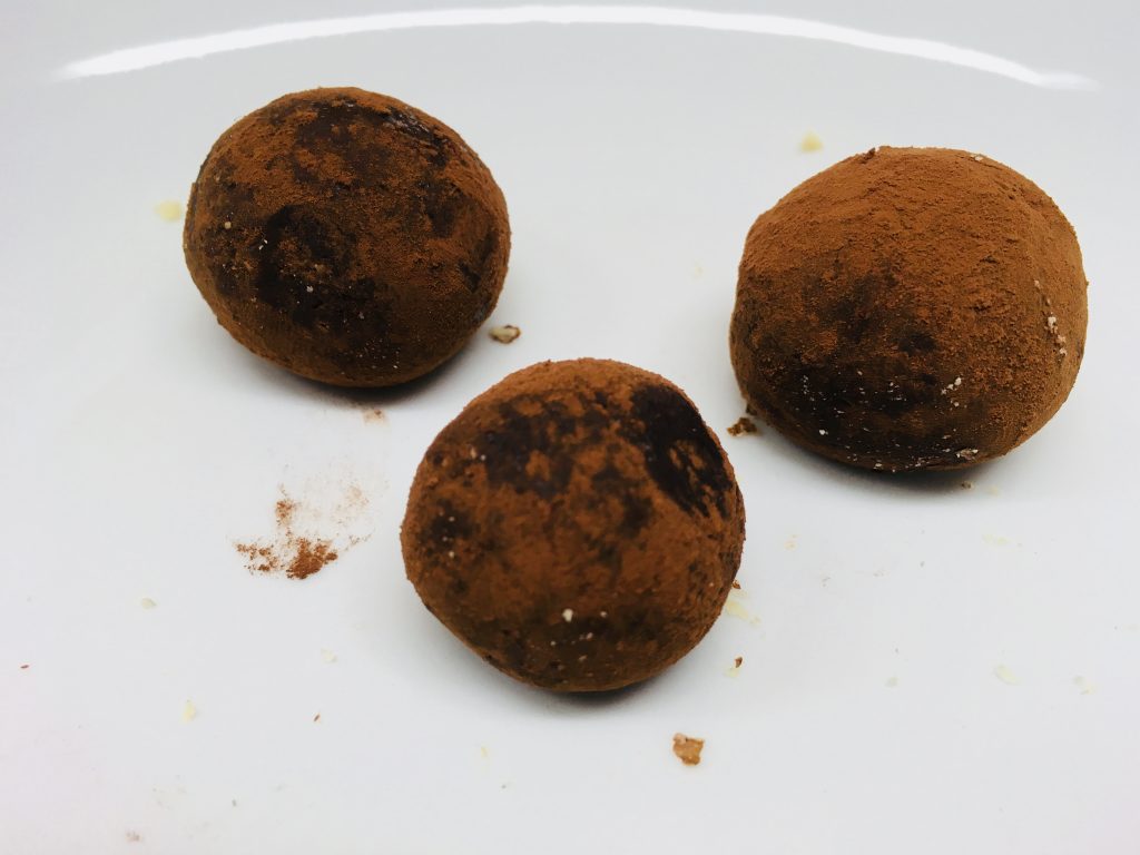 Energiebällchen aus Dattel Schoko Karamell mit Meersalz