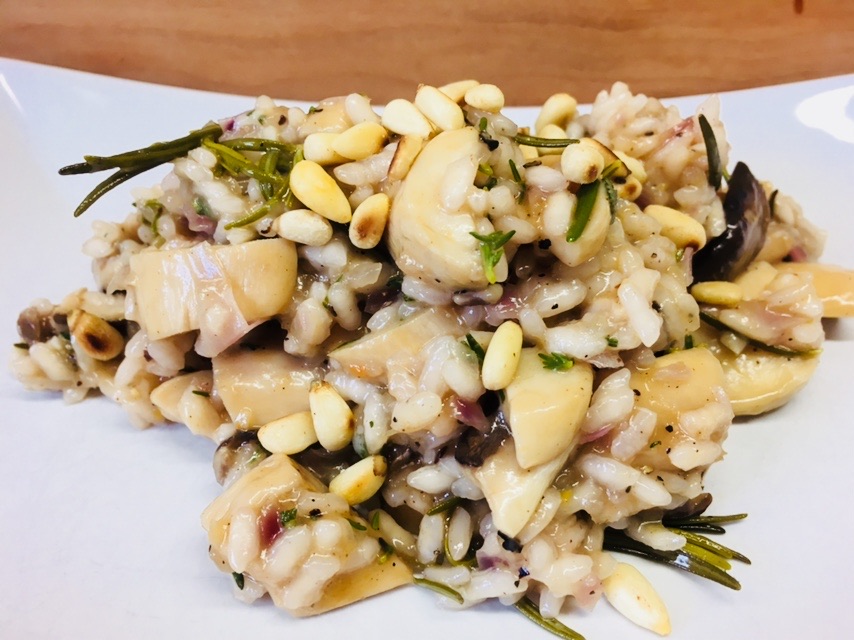Risotto mit Kräuterseitlingen, Rosmarin und Pinienkernen