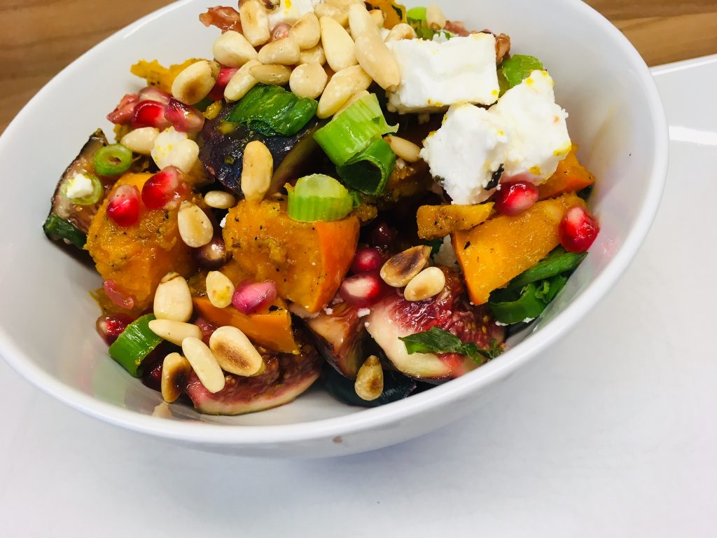 Kürbis Salat mit Granatapfelkernen, Feigen und Feta