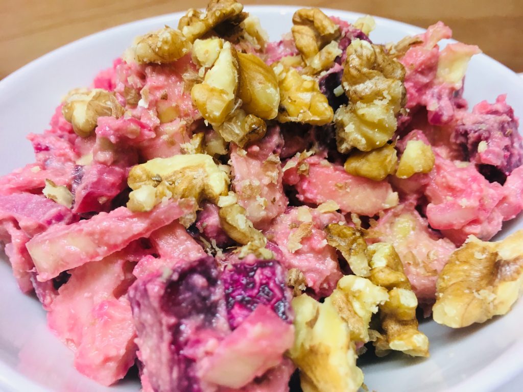 Rohkost Salat aus Avocado, Rote-Bete, Apfel und Walnüssen mit Cashew-Orangen Dressing