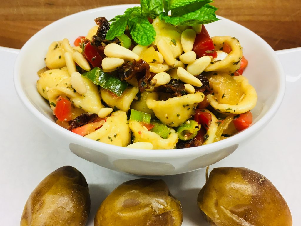 Nudelsalat mit Paprika, Tomaten, Aprikosen und Datteln