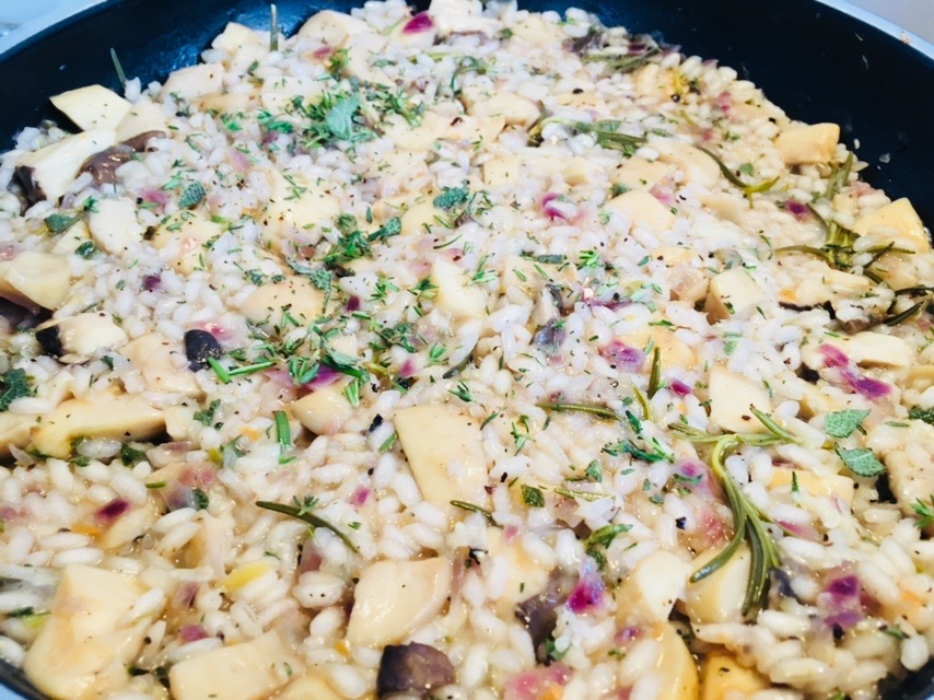 Risotto mit Kräuterseitlingen, Rosmarin und Pinienkernen