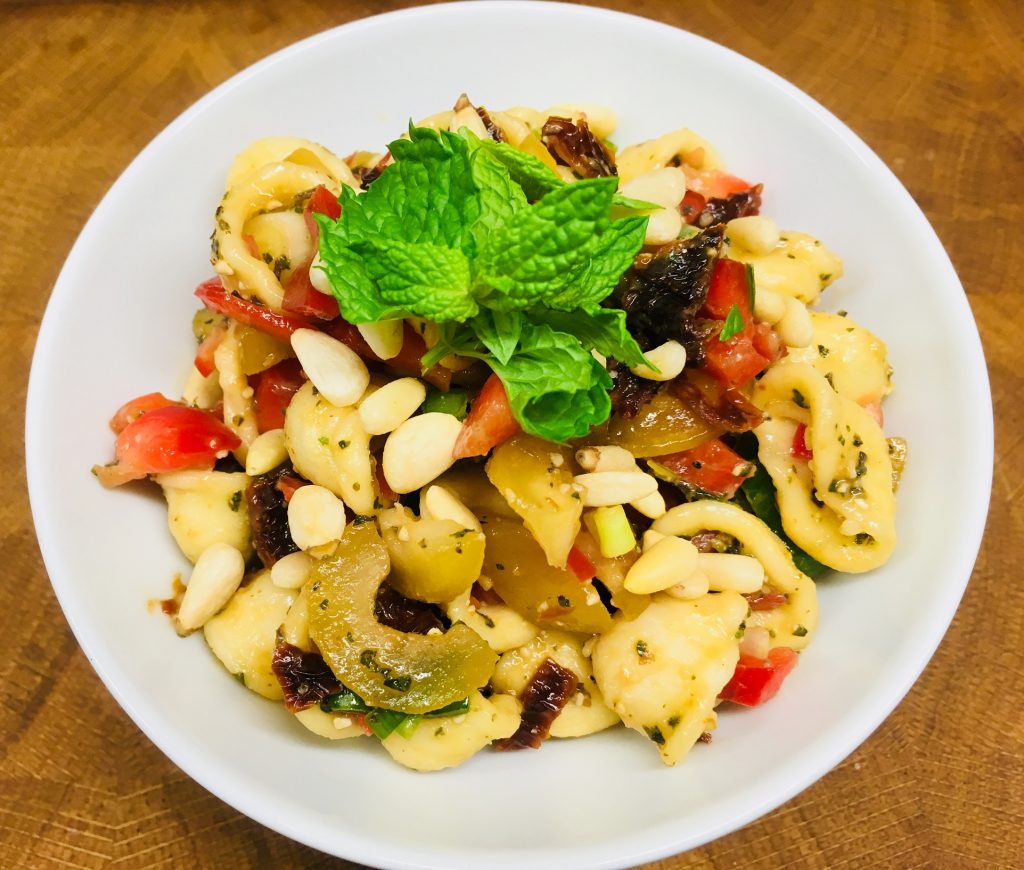 Nudelsalat mit Paprika, Tomaten, Aprikosen und Datteln