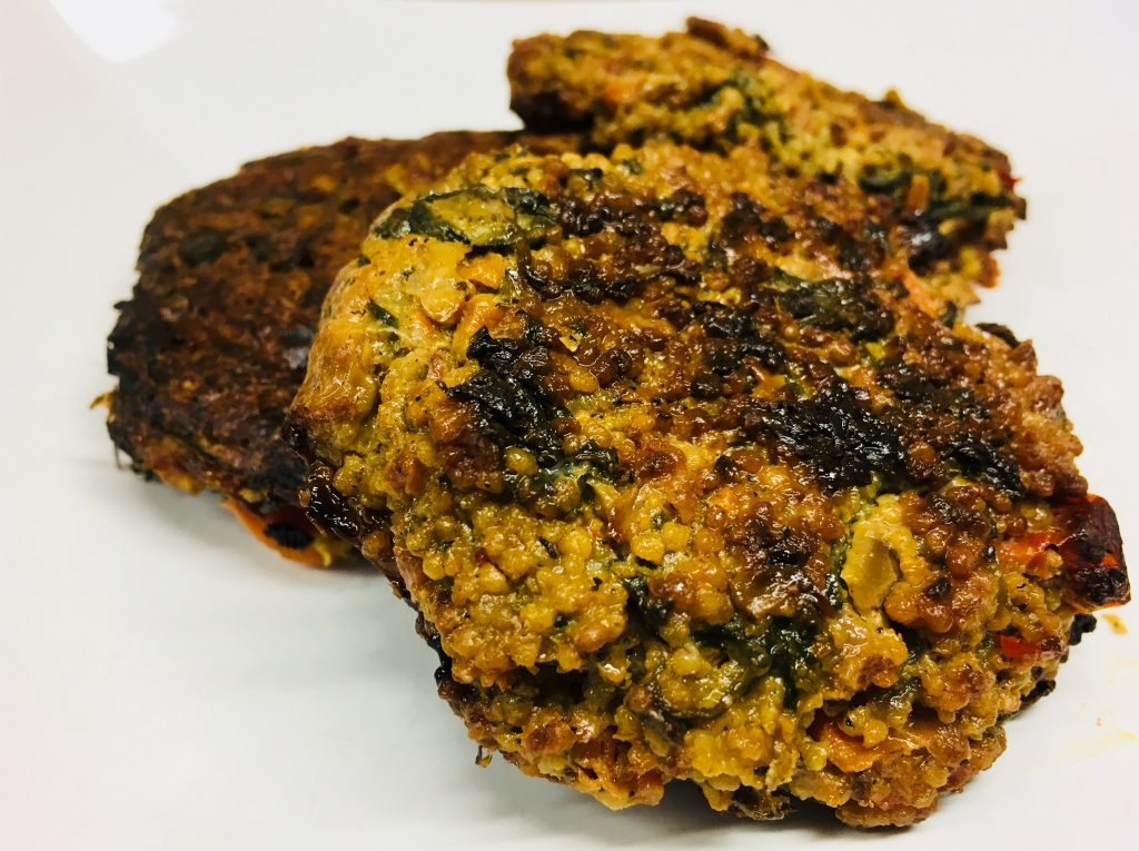 Hirse Buletten mit Karotten & Spinat und Tahini Dip