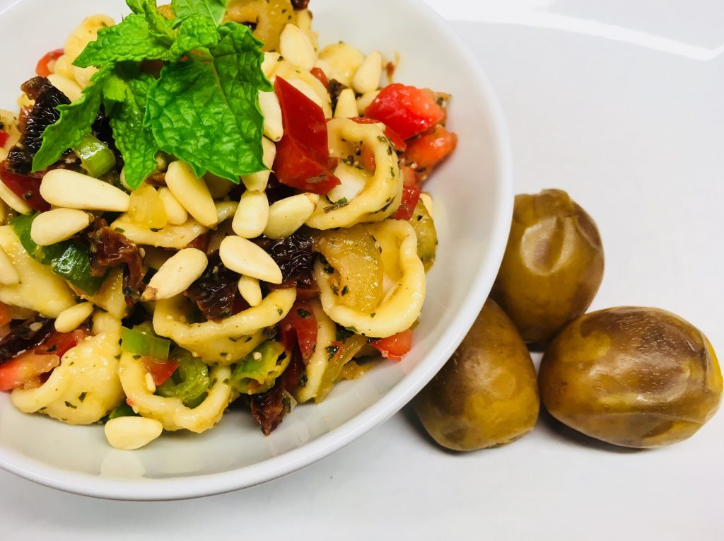 Nudelsalat mit Paprika, Tomaten, Aprikosen und Datteln