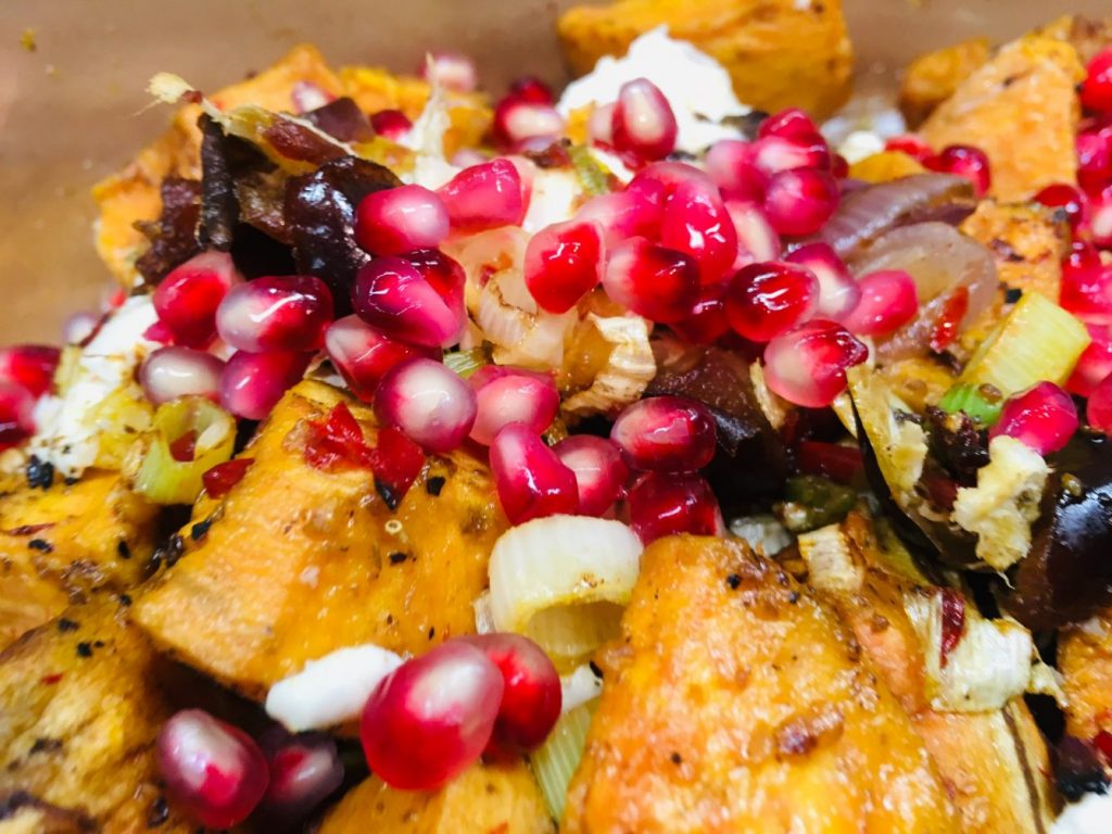 Gebackene Süßkartoffeln mit frischen Feigen und Ziegenkäse