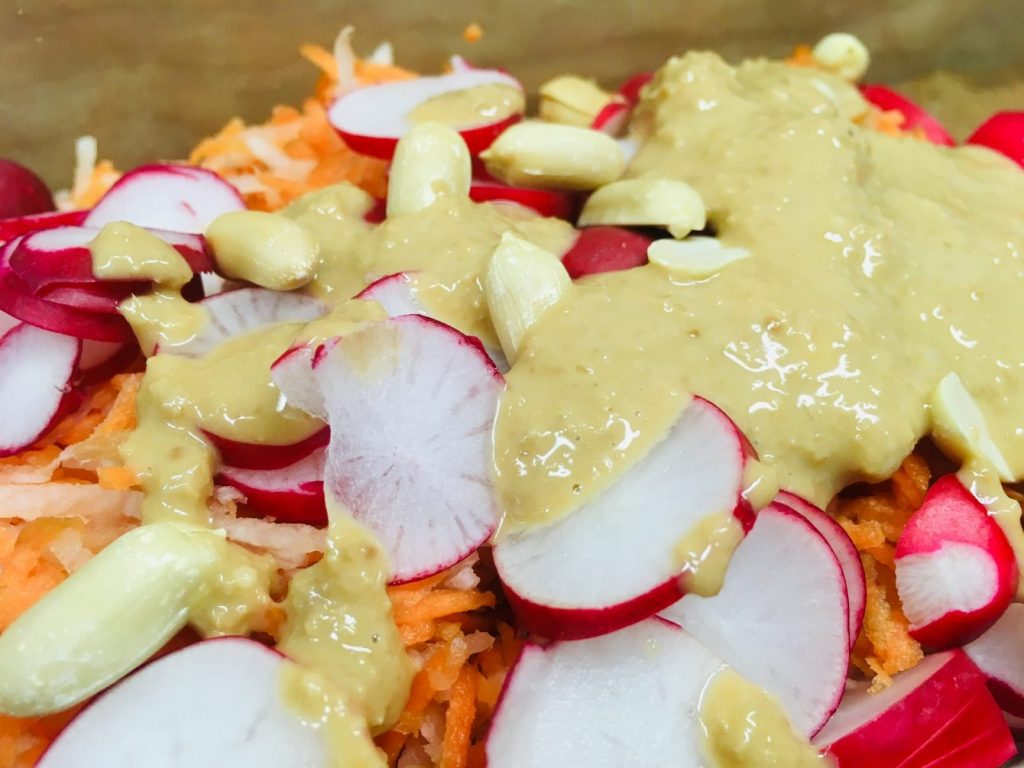 Rettich Karotten Salat mit Erdnuss Ingwer Dressing