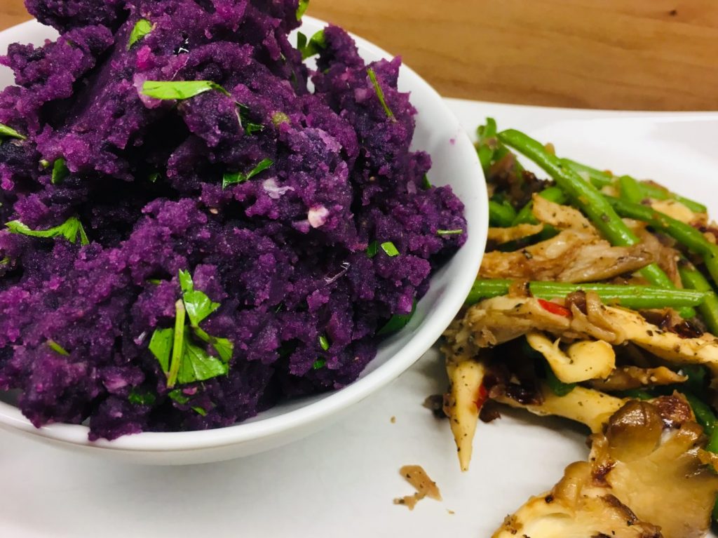 Lila Kartoffel Püree mit Austernpilze