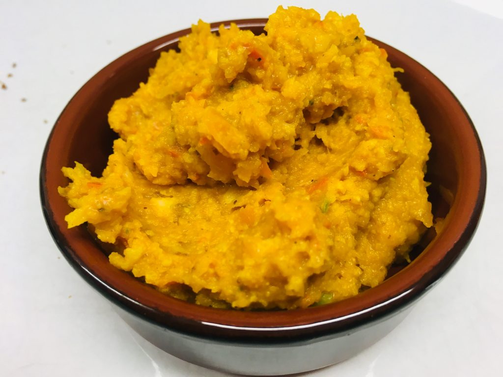 Kürbis Pesto mit Datteln, Haselnüssen und Orangen