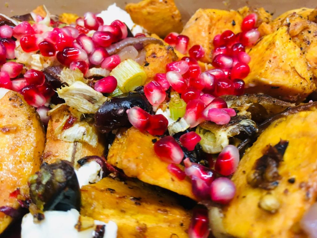 Gebackene Süßkartoffeln mit frischen Feigen und Ziegenkäse