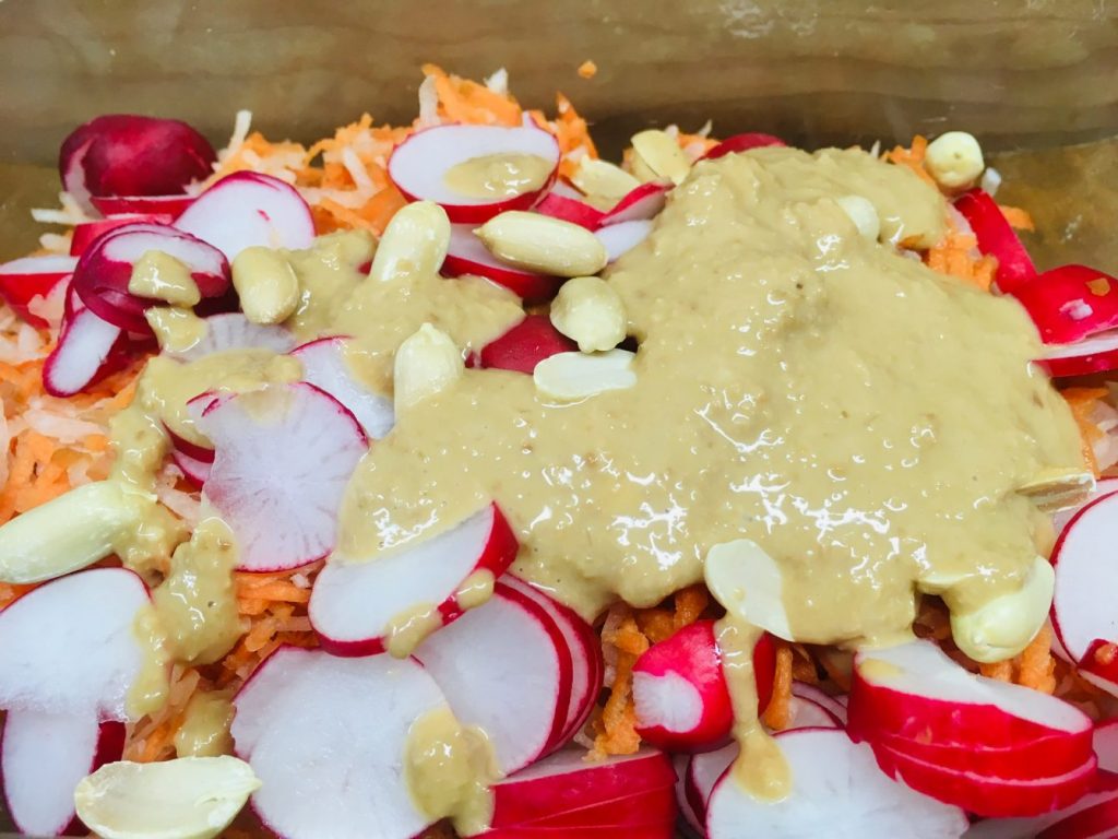Rettich Karotten Salat mit Erdnuss Ingwer Dressing