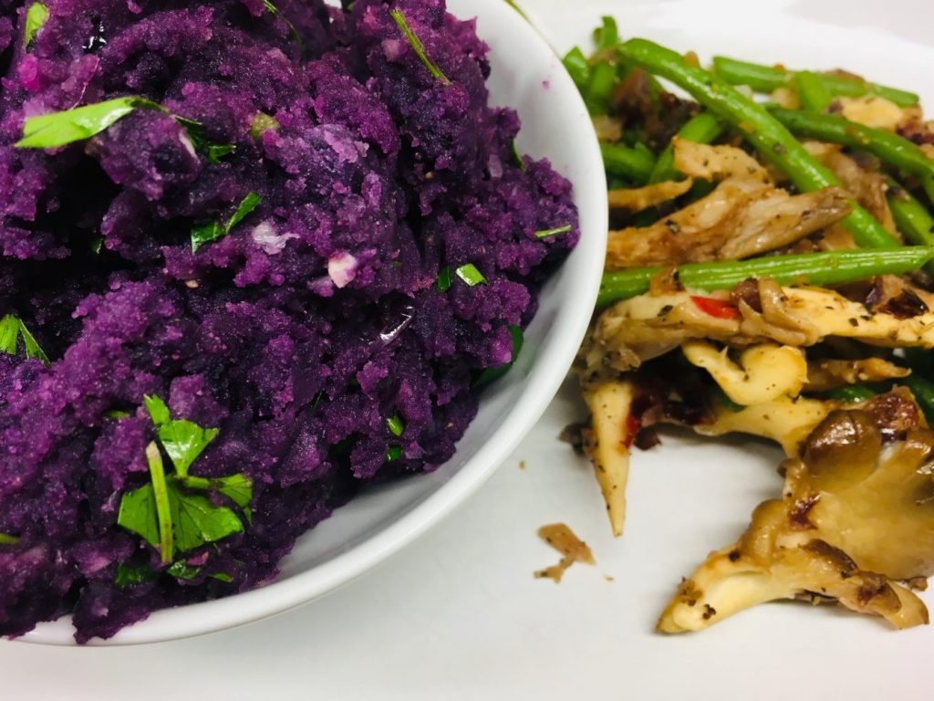 Lila Kartoffel Püree mit Austernpilze