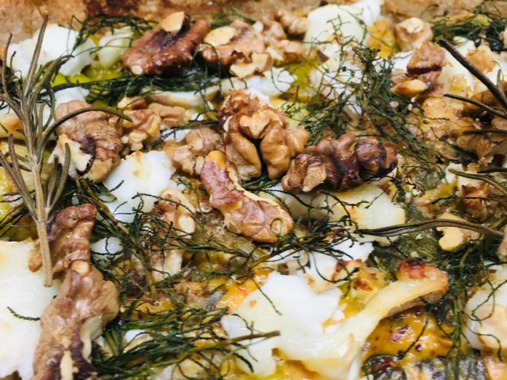 Porree Tarte mit karamellisiertem Lauch, Walnüssen und Olivenkraut