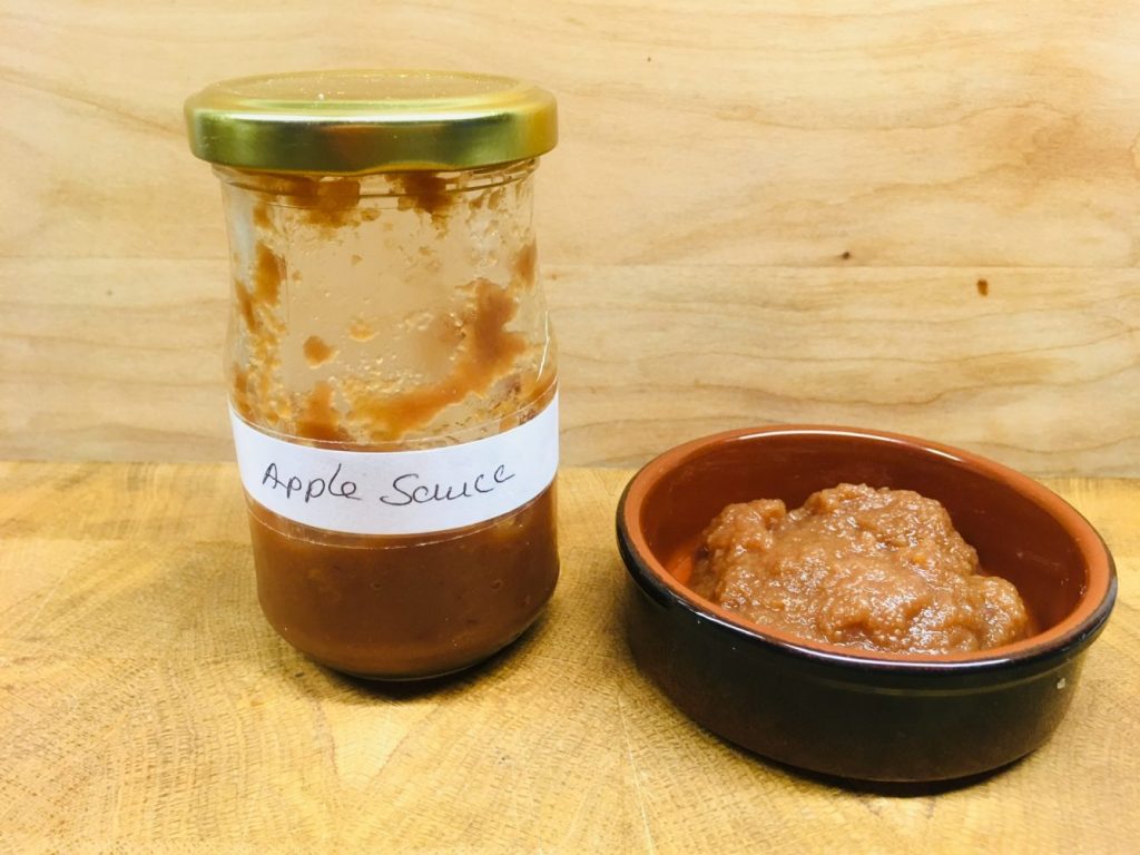 Apfelsauce mit Dattelsirup, Ingwer und Zimt