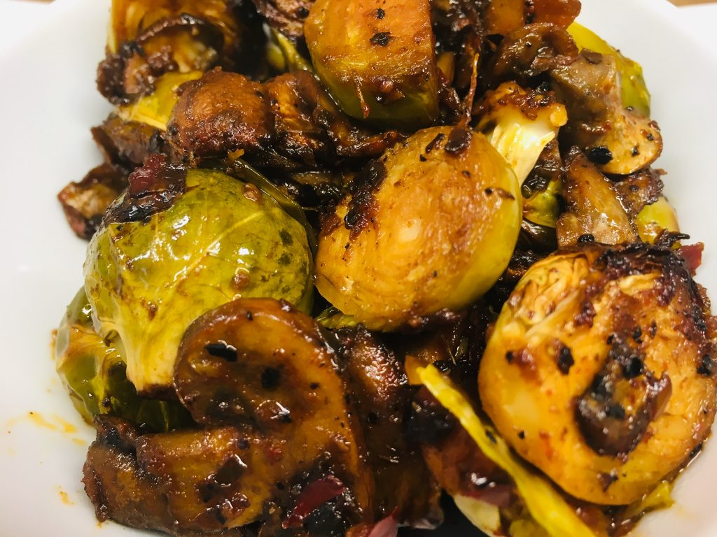 Gerösteter Rosenkohl mit koranischer BBQ Sauce und knusprigen Champignons