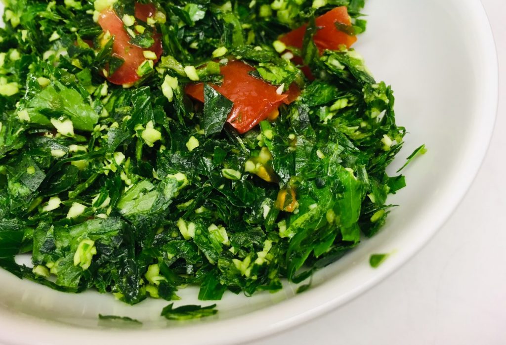 Gotu Kola Sambol: Kräuter-Salat mit Chilis, Zwiebeln, Tomaten und Limettensaft