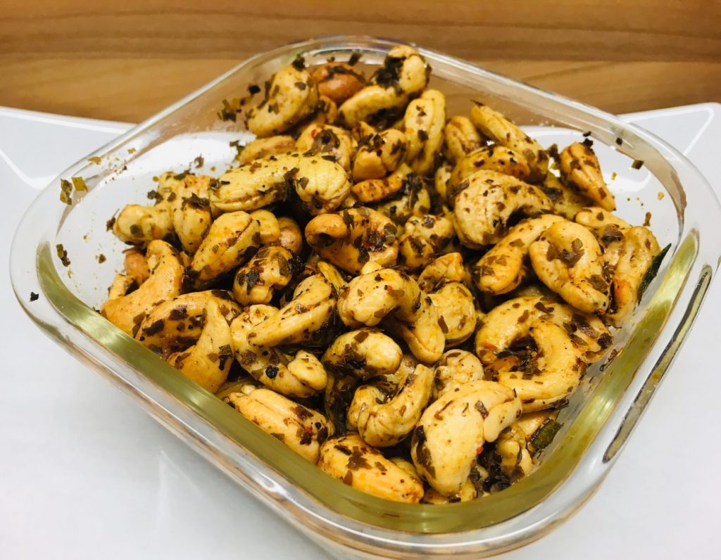 Devilled Cashews: Cashewkerne mit Chili und Curryblätter