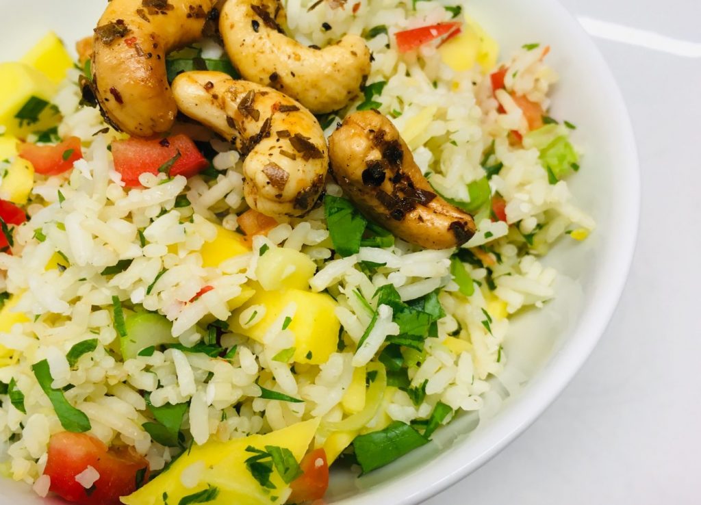 Reissalat mit Mango, Chilis, Kokosnuss und Cashews