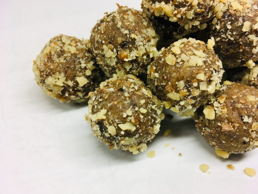 Lebkuchen Energiebällchen mit Datteln, Ingwer und Walnüssen