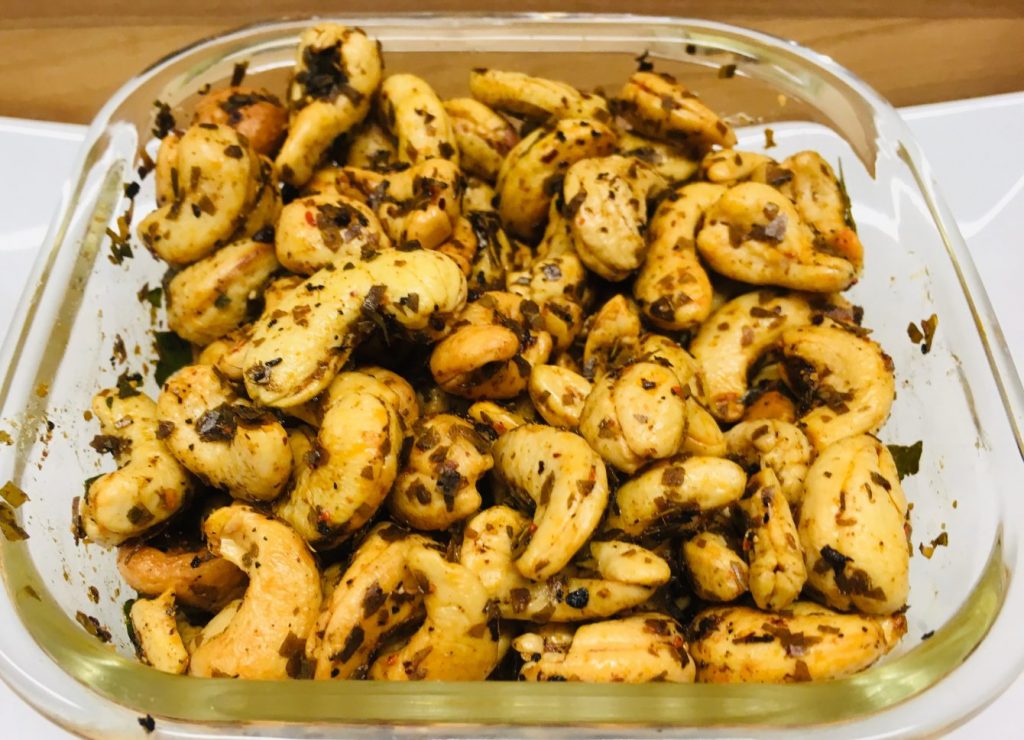 Devilled Cashews: Cashewkerne mit Curryblättern und Chili