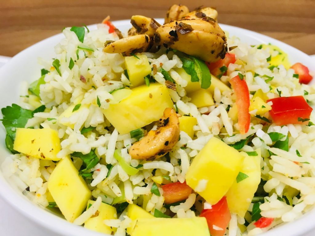 Reissalat mit Mango, Chilis, Kokosnuss und Cashews