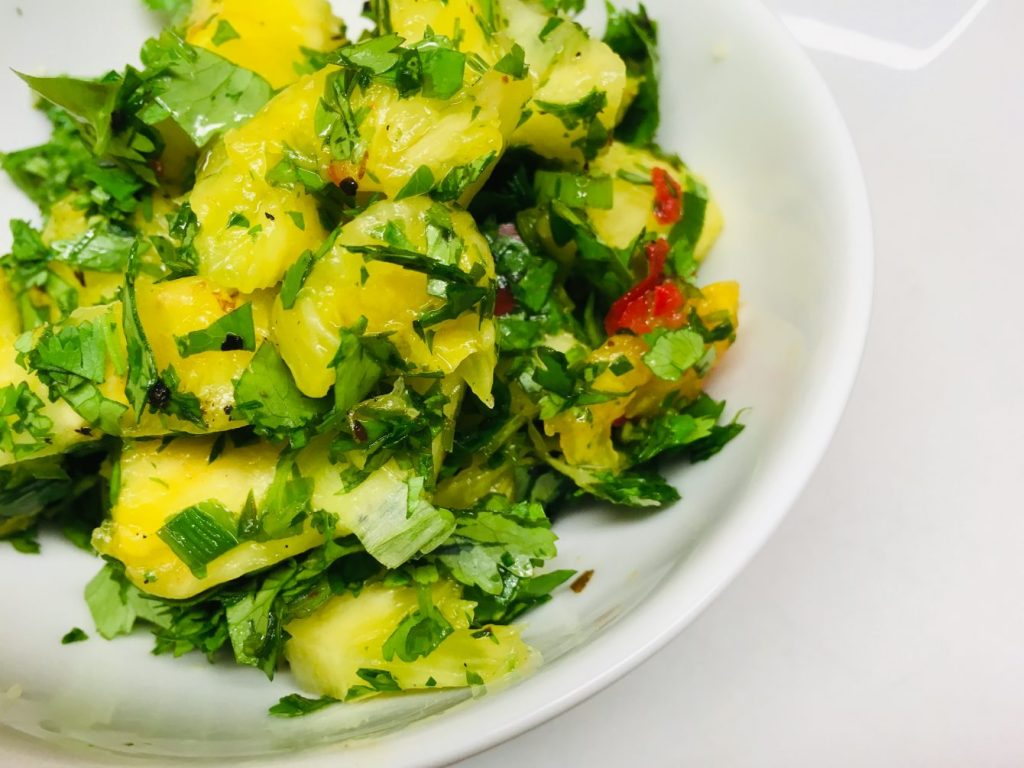 Ananas Salat mit Chilis und Koriander