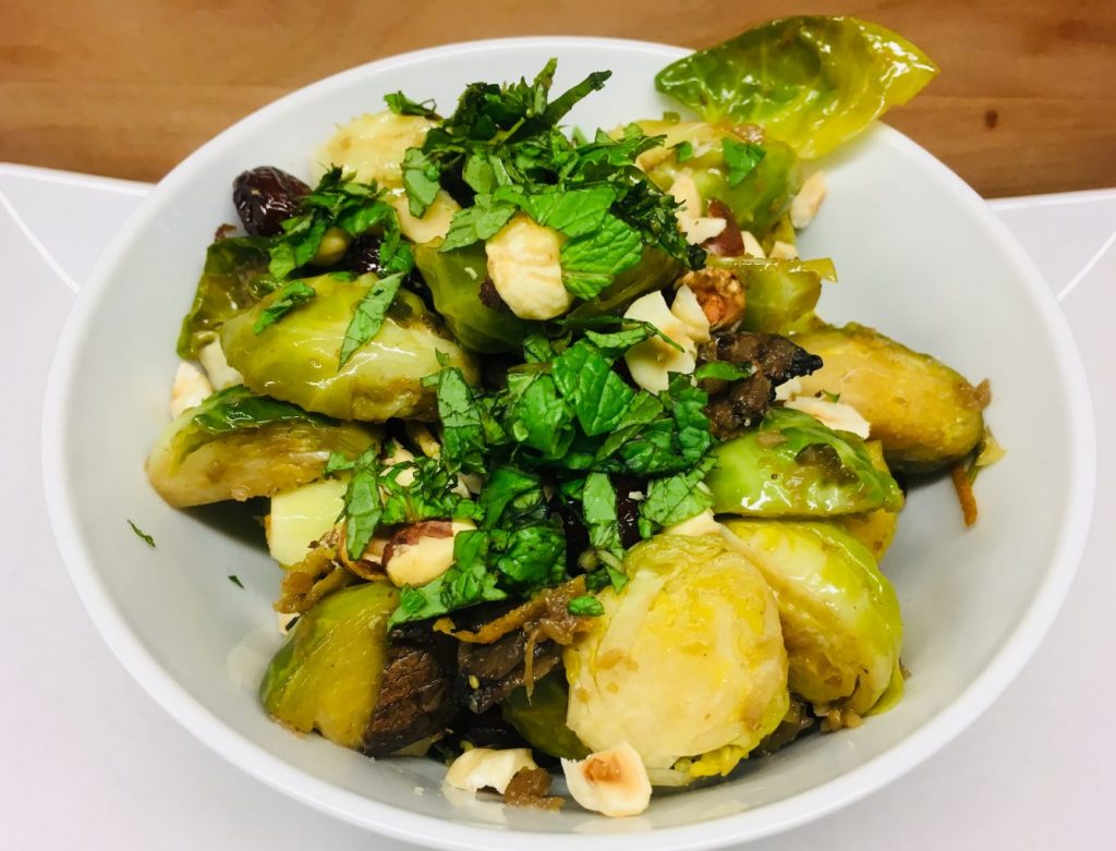 Rosenkohl mit Pilzen, Haselnüssen und Cranberries