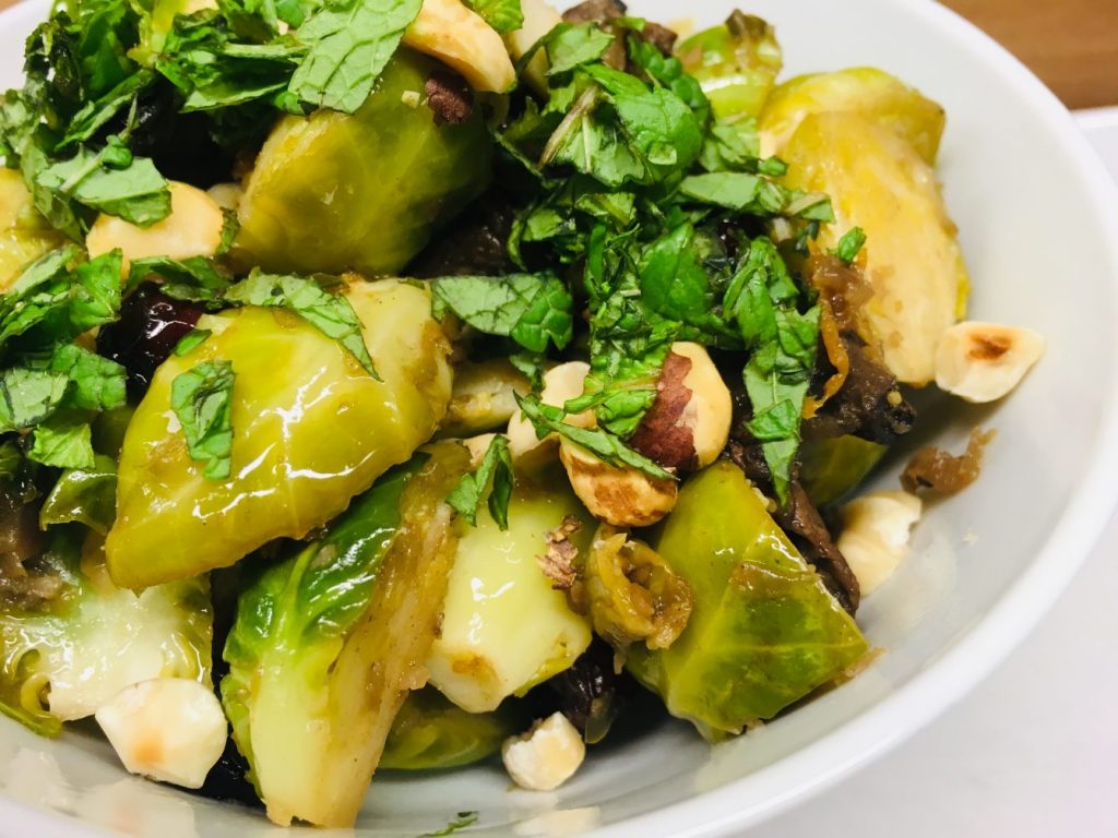 Rosenkohl mit Pilzen, Haselnüssen und Cranberries