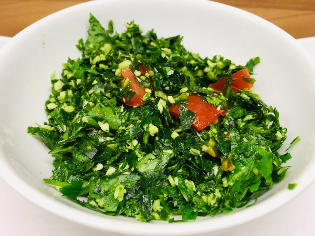 Gotu Kola Sambol: Kräuter-Salat mit Chilis, Zwiebeln, Tomaten und Limettensaft