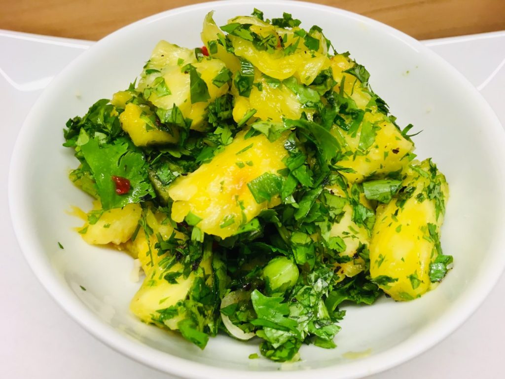 Ananas Salat mit Chilis und Koriander