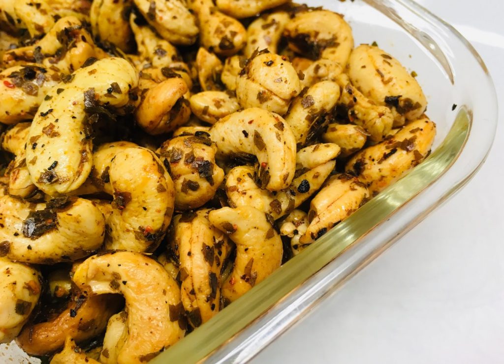 Devilled Cashews: Cashewkerne mit Curryblättern und Chili