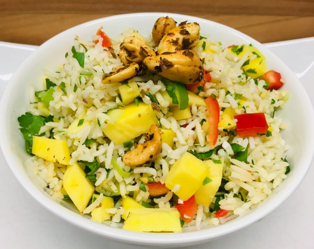 Reissalat mit Mango, Chilis, Kokosnuss und Cashews