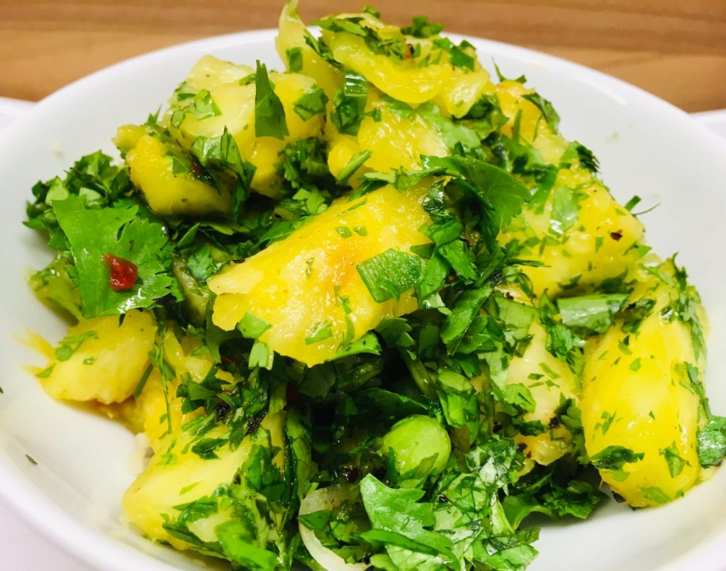 Ananas Salat mit Chilis und Koriander