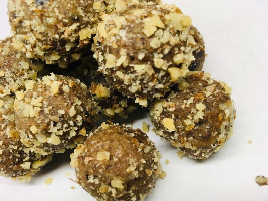 Lebkuchen Energiebällchen mit Datteln, Ingwer und Walnüssen