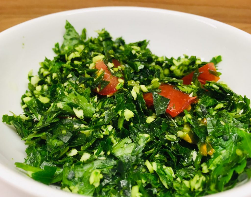 Gotu Kola Sambol: Kräuter Salat mit Chilis, Zwiebeln, Tomaten und Limettensaft