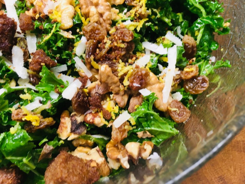 Toskanischer Grünkohl Salat mit Sultaninen, Walnüssen und Pecorino