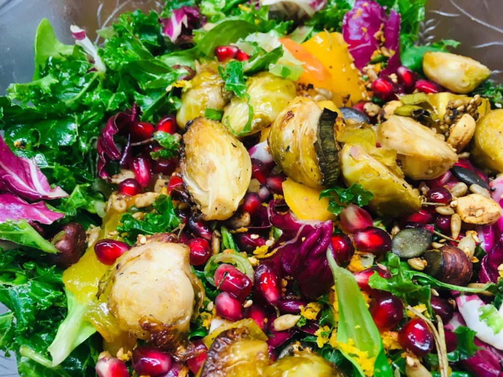 Grünkohl Salat mit Kaki und geröstetem Rosenkohl