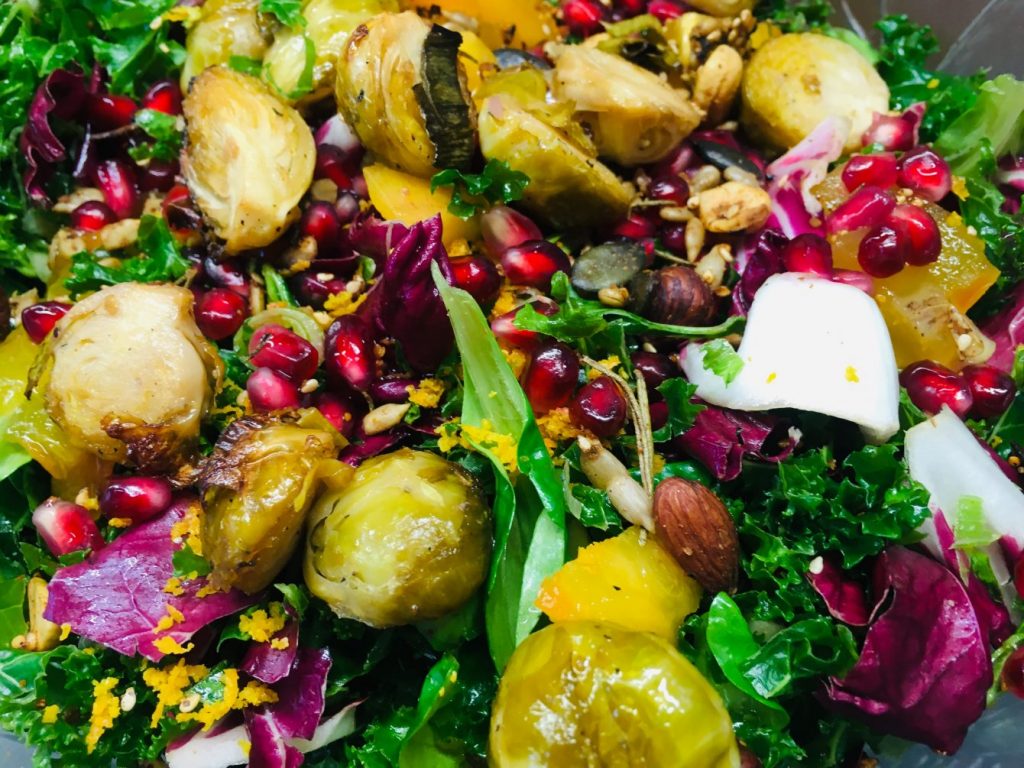 Grünkohl Salat mit Kaki und geröstetem Rosenkohl