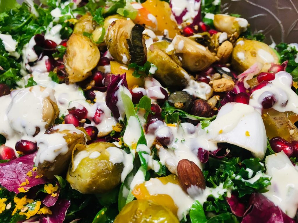 Grünkohl Salat mit Kaki und geröstetem Rosenkohl