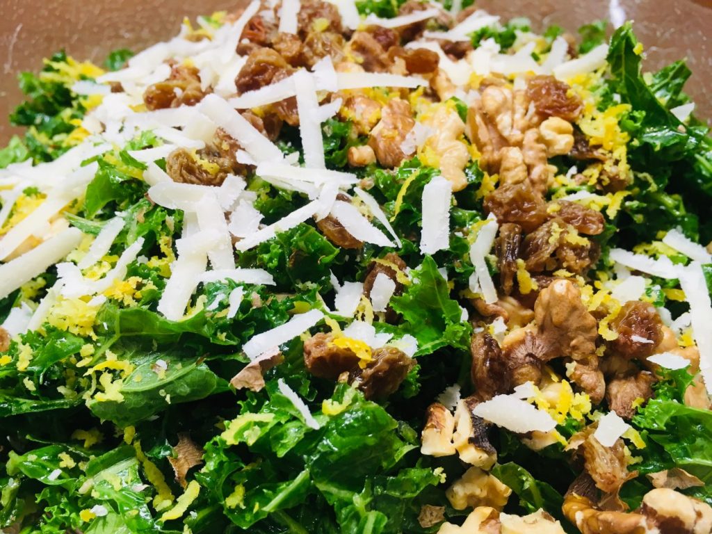 Toskanischer Grünkohl Salat mit Sultaninen, Walnüssen und Pecorino