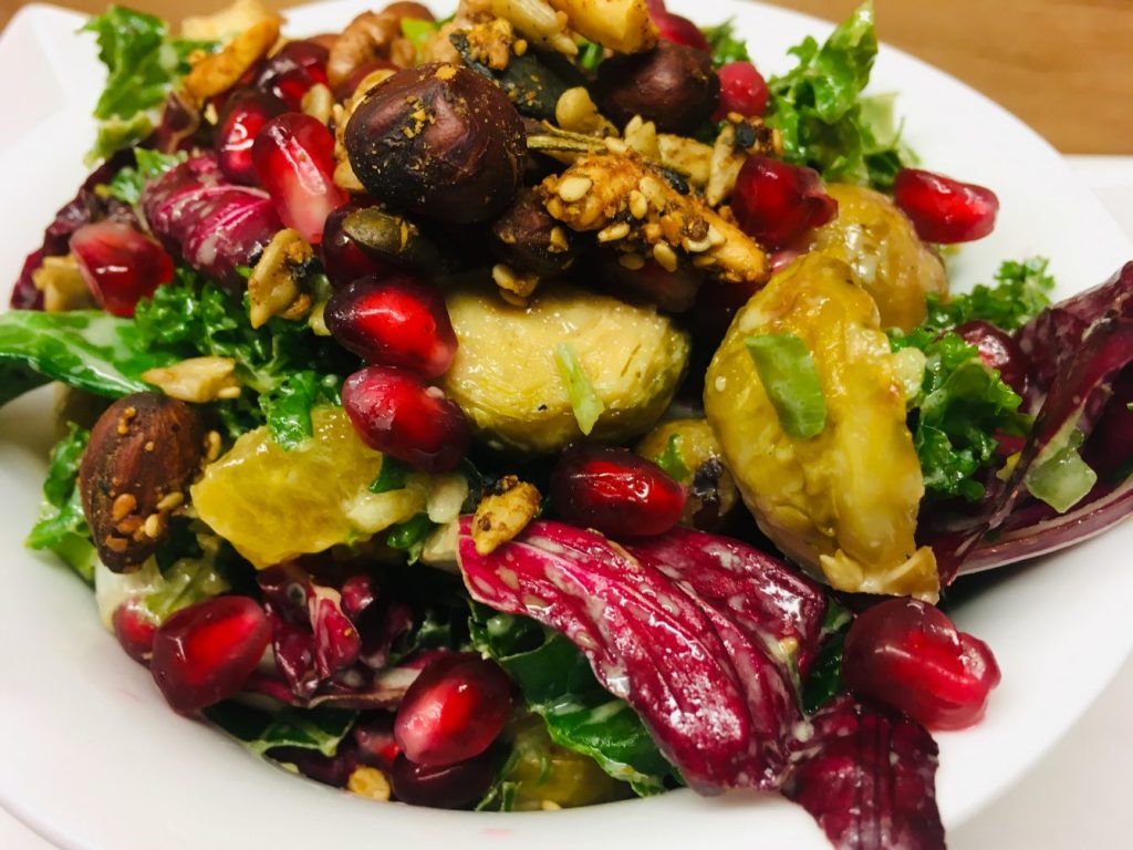 Grünkohl Salat mit Kaki und geröstetem Rosenkohl