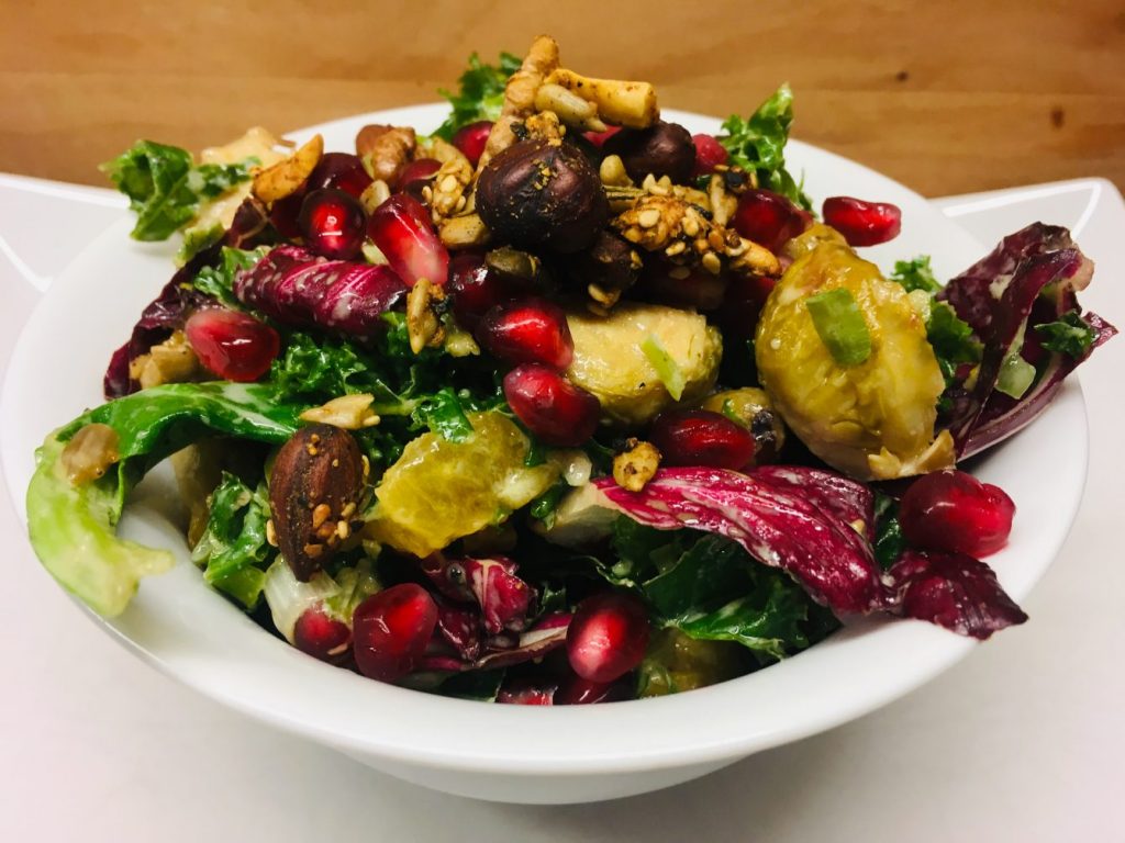Grünkohl Salat mit Kaki und geröstetem Rosenkohl