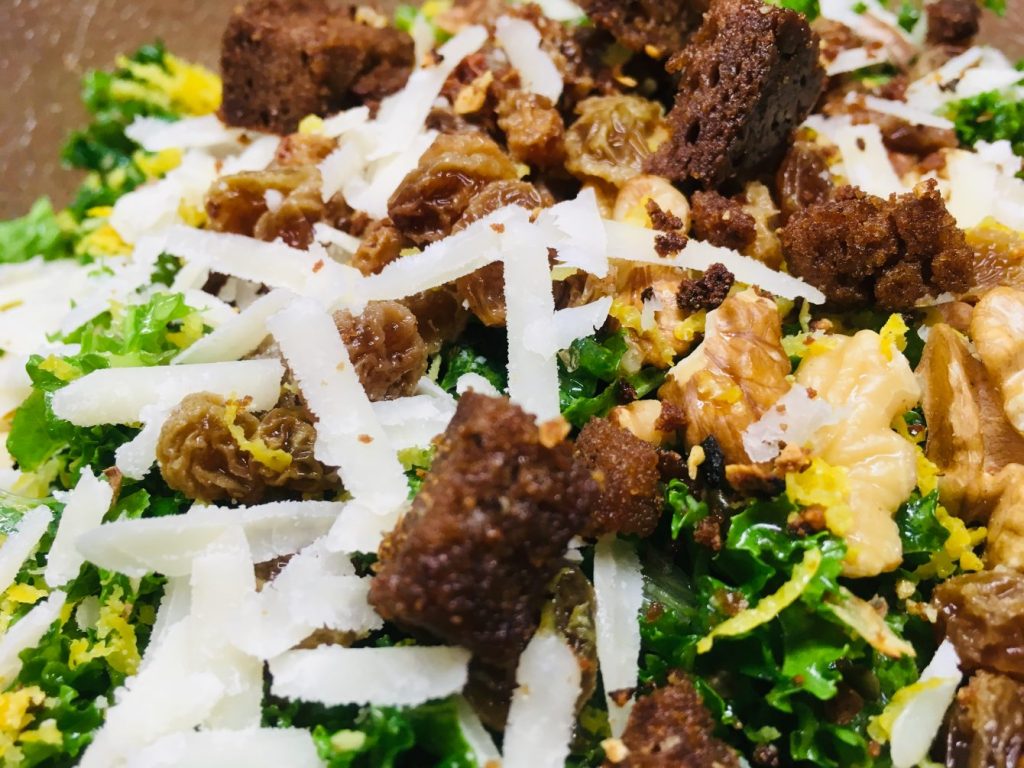 Toskanischer Grünkohl Salat mit Sultaninen, Walnüssen und Pecorino