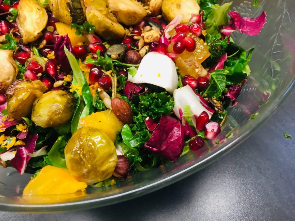 Grünkohl Salat mit Kaki und geröstetem Rosenkohl