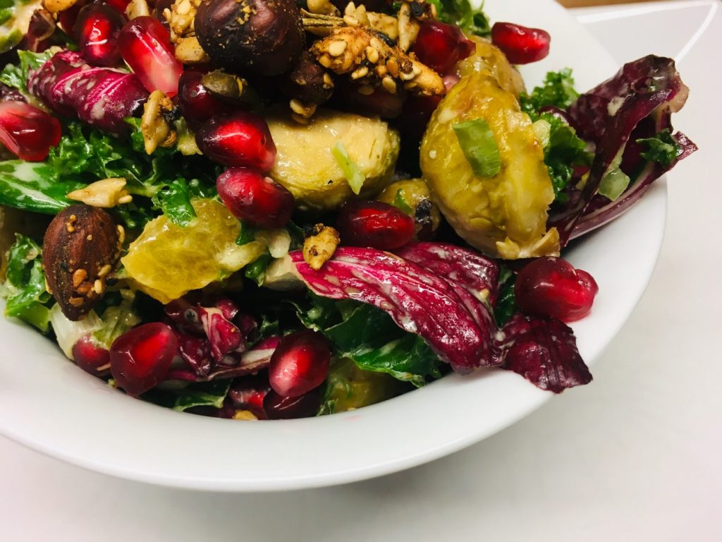 Grünkohl Salat mit Kaki und geröstetem Rosenkohl