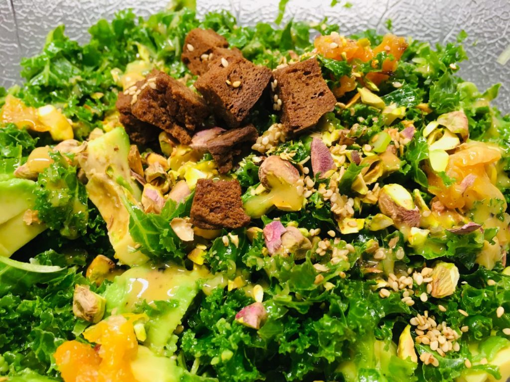 Grünkohl Salat mit Avocado, Chili-Orangen und Pistazien