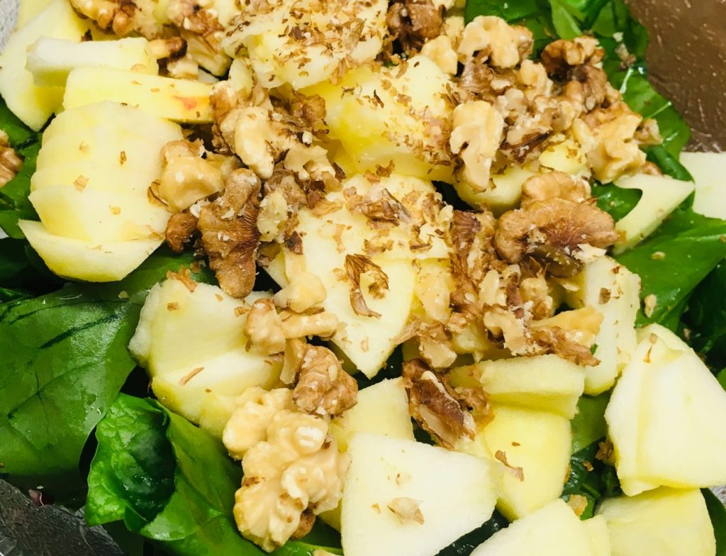Feldsalat mit Äpfeln, Walnüssen und Orangen Tahini Dressing