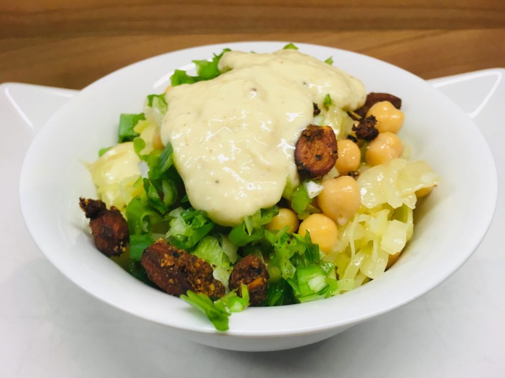 Krautsalat mit Kichererbsen und Mandel Miso Dressing